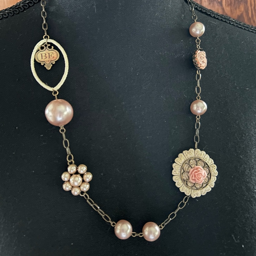 Vintage look floral and pearl necklace